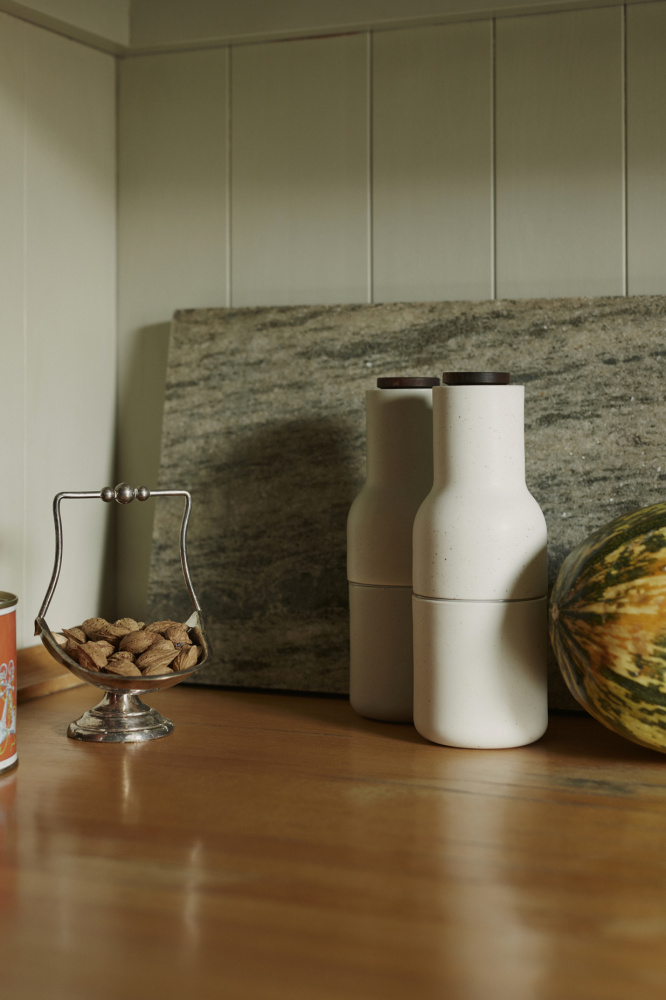 Kjøp Menu Bottle Grinder Ash / Carbon, Design fra Menu Kjøp Menu Bottle Grinder Ash / Carbon, Design fra Menu